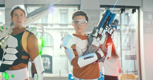 W polskiej reklamie Plusa znalazła się broń Żołnierza-76 z Overwatch!