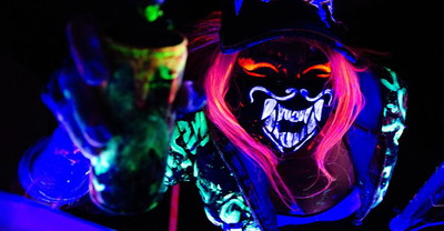 Niesamowity neonowy cosplay K/DA Akali i Kai’Sy