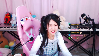 Koreańska Streamerka w szoku po odsłuchaniu rapu od jej widza