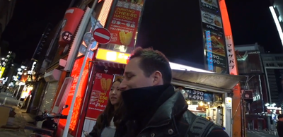 Streamer IRL ratuje dziewczynę, którą śledzi nieznajomymi mężczyna