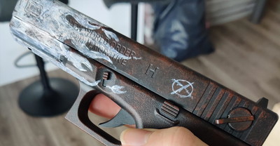 Dziewczyna gracza CS:GO odtworzyła skina Glock-18 Oxide Blaze w rzeczywistości