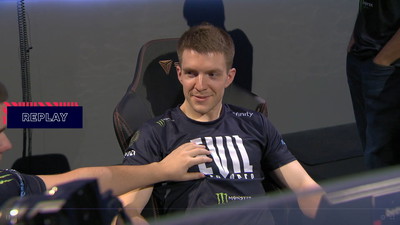 Zawodnik CS:GO dotyka swojego kolegę w nieodpowiedni sposób podczas spotkania na żywo