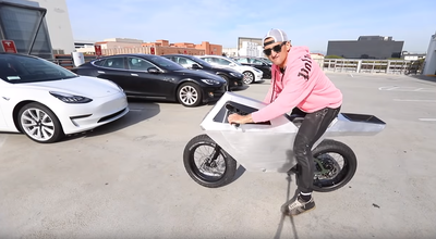Casey Neistat zatrzymany przez policję na pierwszym motocyklu Tesli