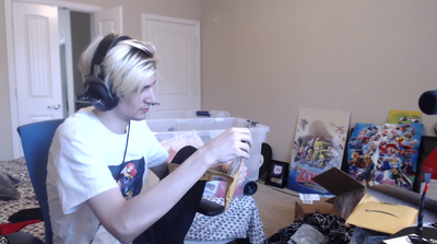 xQc dostał dziwną paczkę od widzów, której zawartość zgłosił na policję