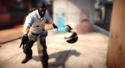 Gracz CSGO idealnie przechwycił AWP dzięki rzuconemu granatowi