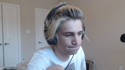 xQc przypadkowo pokazuje szczegóły swojego „deala”. Ile streamer zarabia na reklamach?
