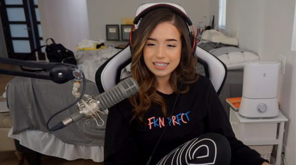 Zażenowana Pokimane słucha innych streamerów, którzy tworzą teorię o jej związku