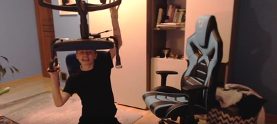 Mama wchodzi do pokoju polskiego streamera Twitch, gdy ten kręci fotelem na swojej głowie