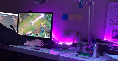 Świetna integracja LEDów w pokoju i klawiatury z postaciami z League of Legends