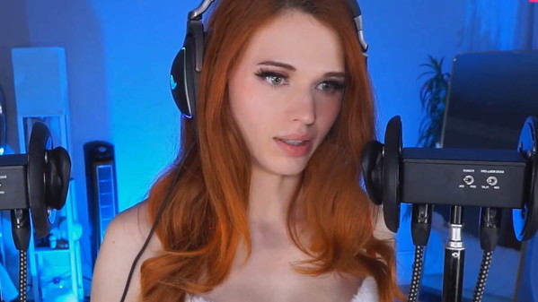 Jaką kasę zarabia się za siedzenie w basenie na Twitchu? Rekordowe zarobki Amouranth
