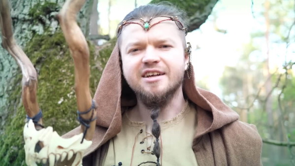 Wardęga znowu wybiera się do lasu nagrywać. O czym może być kolejny film youtubera?