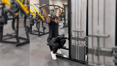 Trick przy ściąganiu drążka do klatki, który wydaje się wręcz nielegalny. Każdy na siłowni robi to ćwiczenie