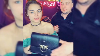 Długi Daniela Magicala wystawione na sprzedaż. A w tle torebki za ponad 1000 złotych