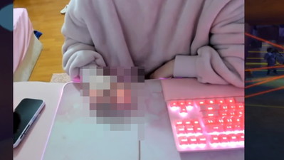 Streamerka Twitch pokazuje najdziwniejszy sposób trzymania myszki, jaki widzieliście