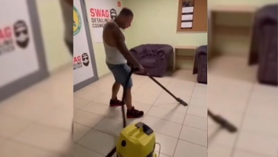 Szeliga zaczął od czegoś nietypowego. Zawodnik Fame MMA sprząta szatnie, wynosi śmieci