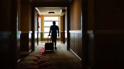 Jeśli znajdziecie w hotelu takie przejście do tajemniczego korytarza, lepiej uciekajcie