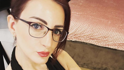 Streamerka zakłada najwygodniejszy strój do malowania ściany