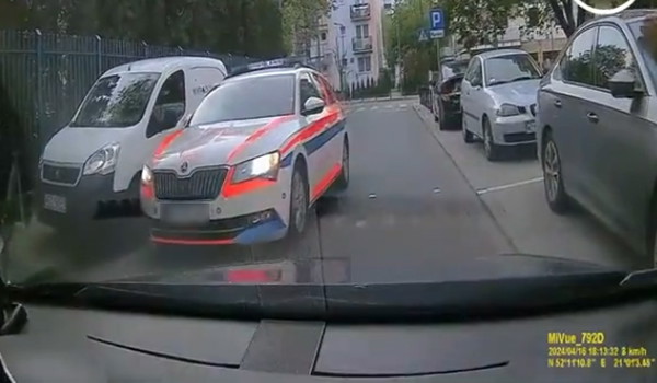 Spotkali się na wąskiej drodze. Nagle ambulans zrobił to