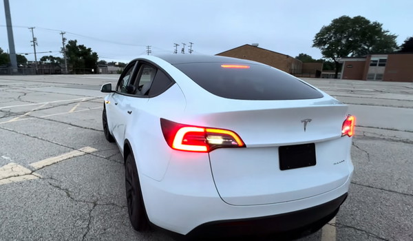 Tesla daje darmowe ładowanie na rok