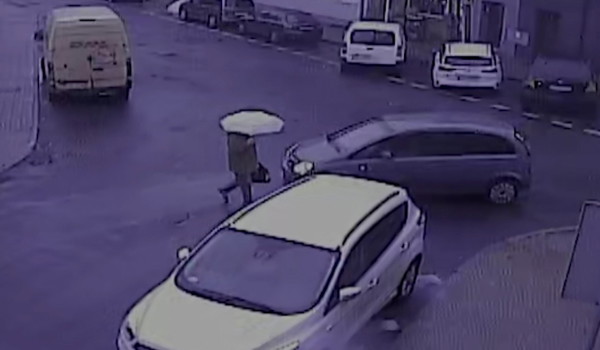Piesza potrącona przez samochód poza przejściem. Kto jest tutaj winny?