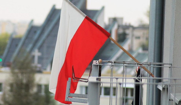 Kiedy mandat za wywieszanie flagi? Warto o tym pamiętać