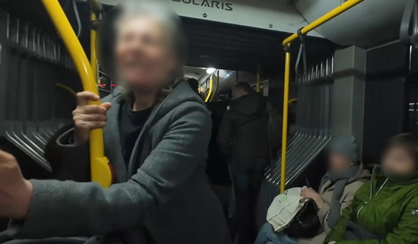 Polski streamer Twitch spotkał tę kobietę w autobusie. Absurdalna sytuacja