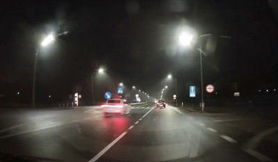 Tak mu się spieszyło. Spotkali się na kolejnych światłach