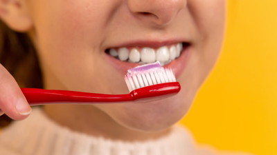 Wybielanie zębów olejem kokosowym. Czy to rzeczywiście działa?