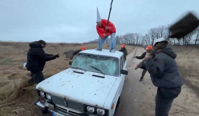 Gnom Crawly znowu rozwala samochód. Influencer chyba jednak wyciągnął wnioski