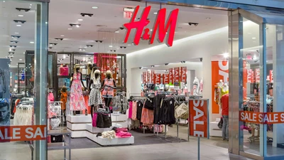 Popularna influencerka założyła tę sukienkę z H&M. Teraz wszyscy ją wykupują o wiele taniej