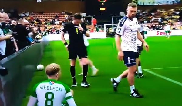 Lukas Podolski z bardzo mocnym faulem. To mogło zakończyć karierę