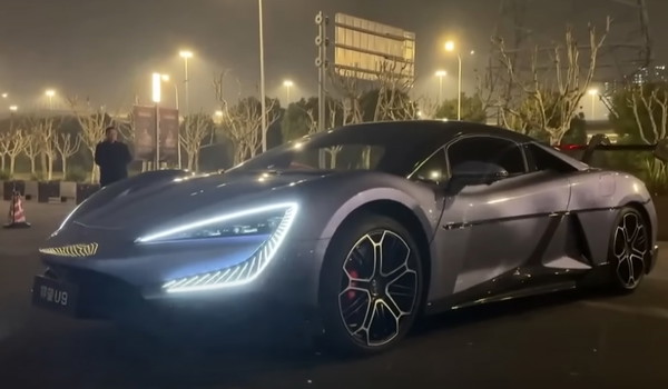 Chiński samochód BYD na światłach daje niezły pokaz