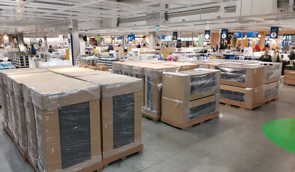 Ikea pozbywa się popularnej kanapy, całe palety powystawiane