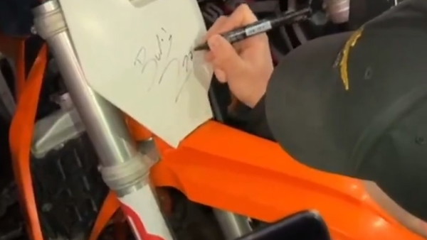Riposta Buddy: „Nie wiesz, że od tego roku się nie motory wystawia tylko kolegów?”