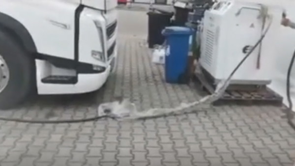 Przykład ładowania ciężarówki elektrycznej. Tyle by było z ekologii