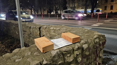 „Weź tę cegłę i przejdź”. W Polsce już można zobaczyć ten trend z USA