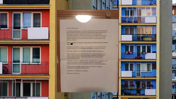 Sąsiedzi mają dość jednego mieszkańca. Wywiesili kartkę