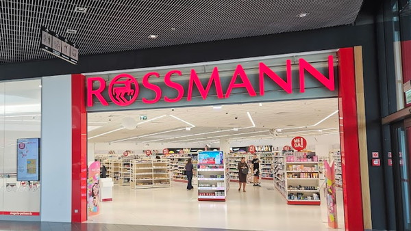 Rossmann daje darmowy podarunek przy kasie. Uśmiechnijcie się i dostaniecie