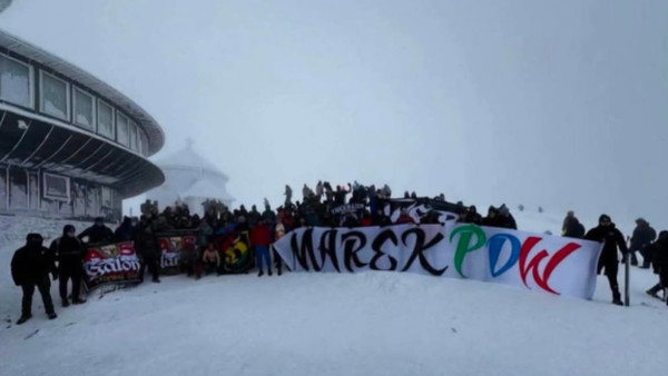 Kibice z Dolnego Śląska weszli na Śnieżkę i zrobili to. Teraz mają problem
