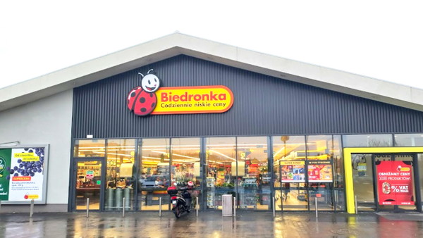 Biedronka podjęła rękawicę i wygrała. Jeden dzień i zmniejszyli cenę
