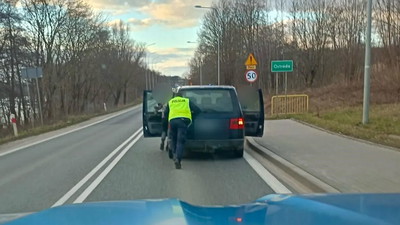 Policja pomogła pchać samochód, ale z ciekawości sprawdziła też kierowcę