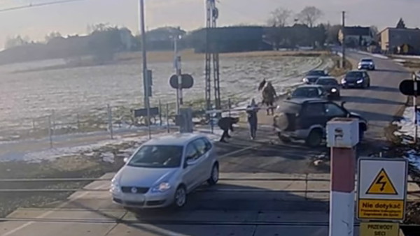 Kobieta zatrzymała się na środku przejazdu. Sekundy ją uratowały
