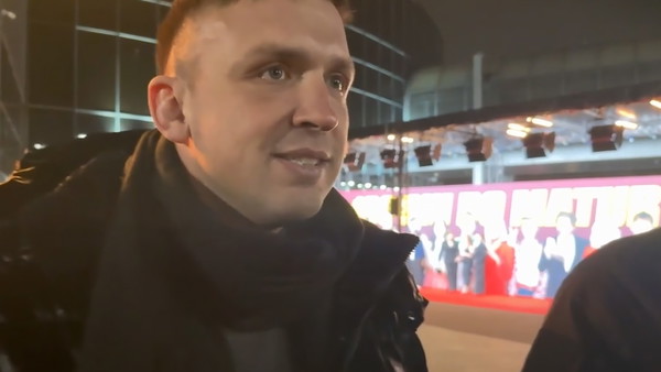 Pasut znowu nie został wpuszczony. Przeszli przez barierki i zostali wyrzuceni