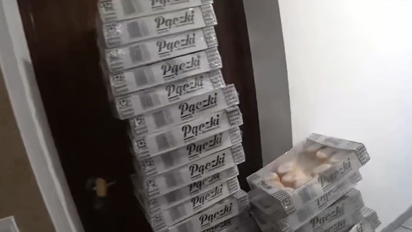 Polski streamer wrócił do domu i zastał taki widok pod drzwiami