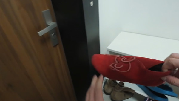 Polski streamer biega po klatce i wącha zostawione buty