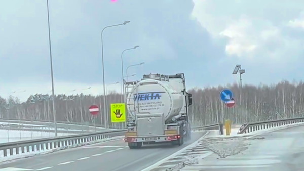 Jakim cudem kierowca nie widział znaków? Wjechał pod prąd