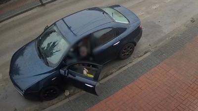 Podjechał autem pod chodnik i… „Co za buractwo” komentują mieszkańcy
