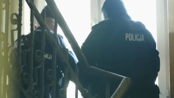 Policja chodzi po mieszkaniach i wypytuje sąsiadów. Nowe wytyczne
