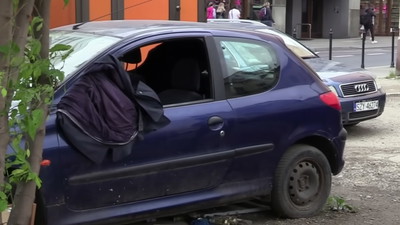 3 osoby mieszkają w jednym samochodzie. Policja im nie przeszkadza