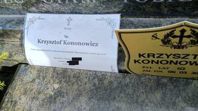 Widzowie przynoszą na grób Krzysztofa Kononowicza takie kartki